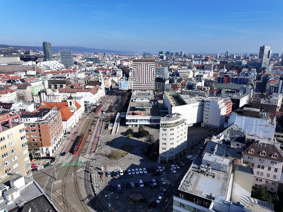 Letecká snímka lokality Špitálska a Kamenné námestie, pohľad 1